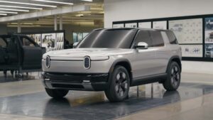 Konceptmodel af en moderne elektrisk SUV i et showroom