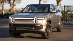 Moderne elektrisk SUV med futuristisk design, parkeret udendørs