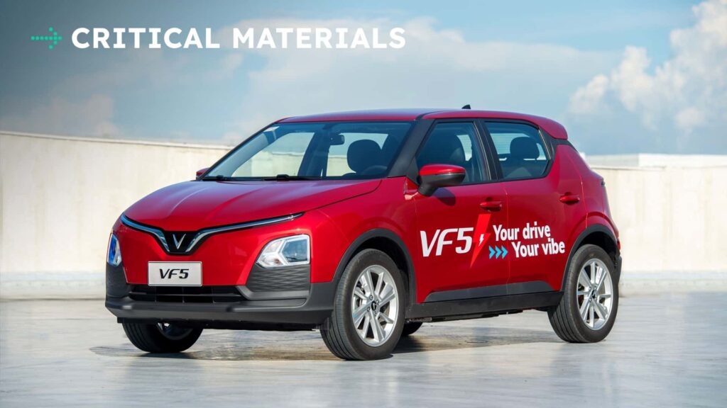 Rød elbil VF5 på en solrig dag med teksten 'Your drive, Your vibe'.