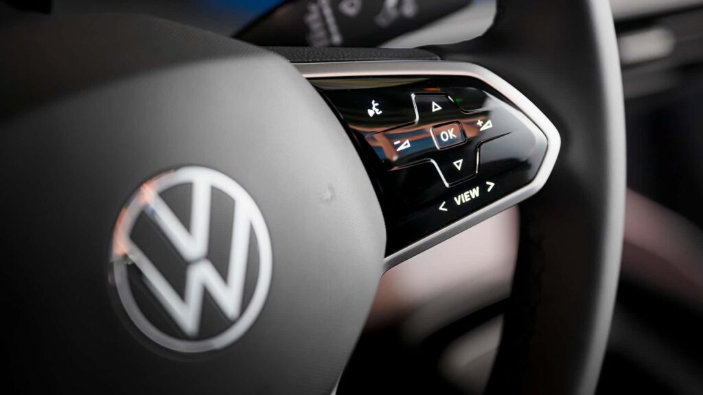 Nærbillede af et Volkswagen-rat med moderne kontrolknapper