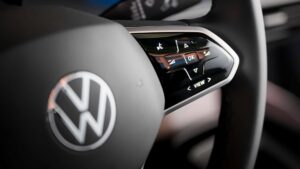 Nærbillede af et Volkswagen-rat med moderne kontrolknapper