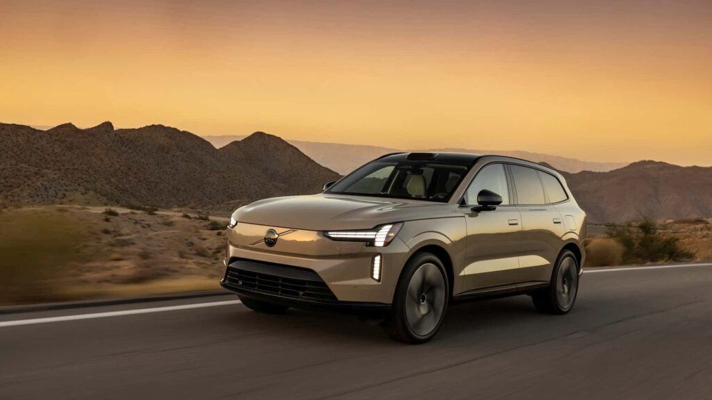 Elektrisk SUV kører gennem et ørkenlandskab ved solnedgang