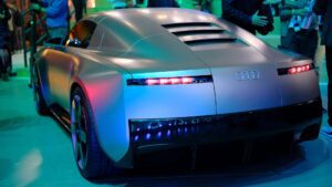 Futuristisk Audi elbil med moderne belysning på biludstilling
