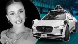 Kvinne ved siden af selvkørende Jaguar-bil i urban omgivelser