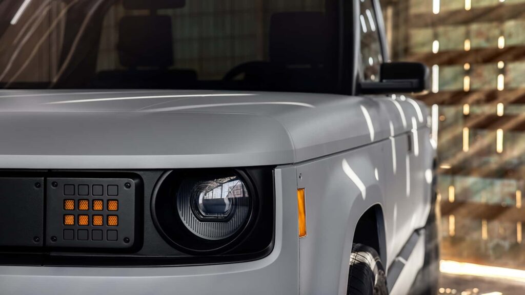 Moderne elektrisk SUV med avanceret forlygtdesign