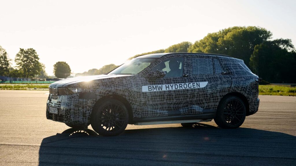 BMW hydrogen bil prototyp under testkørsel ved solnedgang