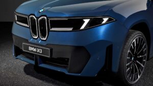 Nærbillede af fronten på den elektriske BMW iX3 i blå farve