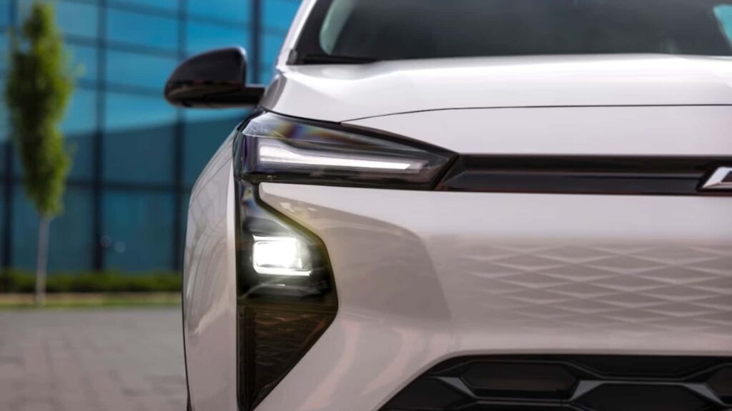 Nærbillede af forlygten på en moderne elektrisk bil