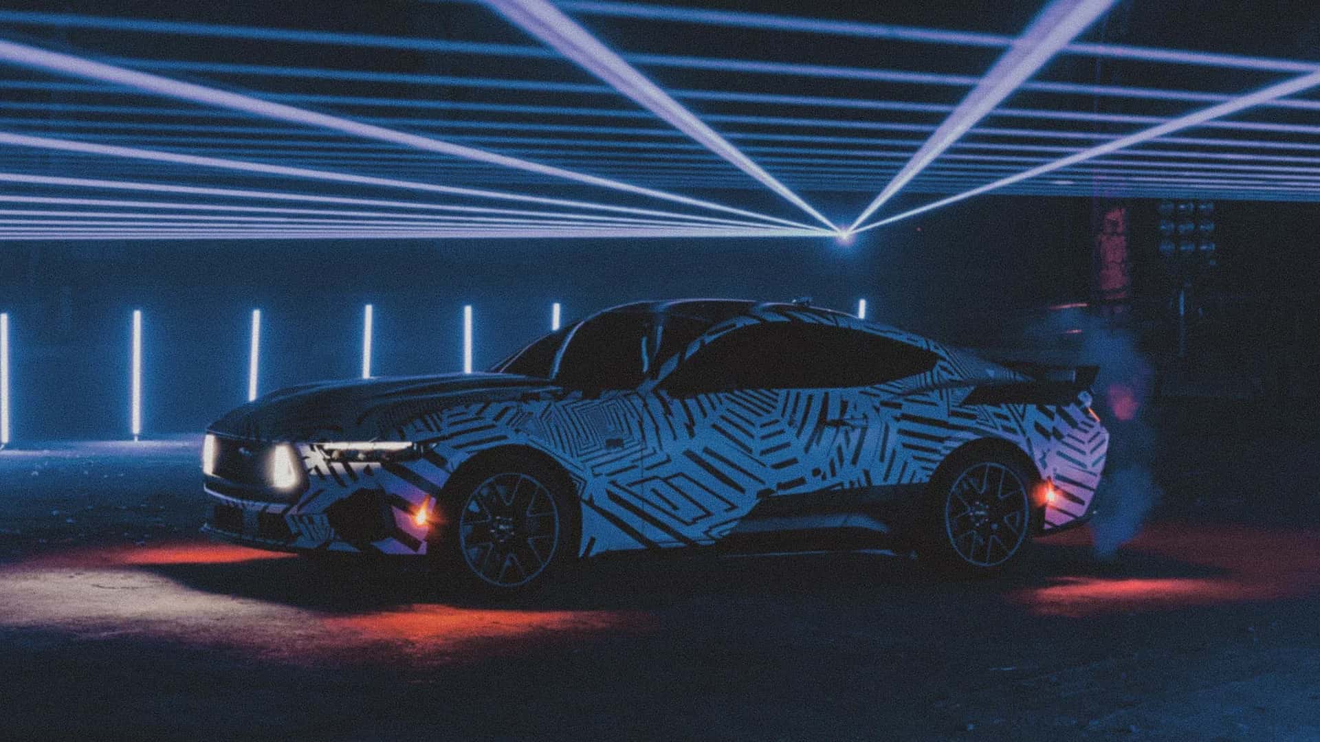 Futuristisk elbil med camouflage design, oplyst af blå laserstråler