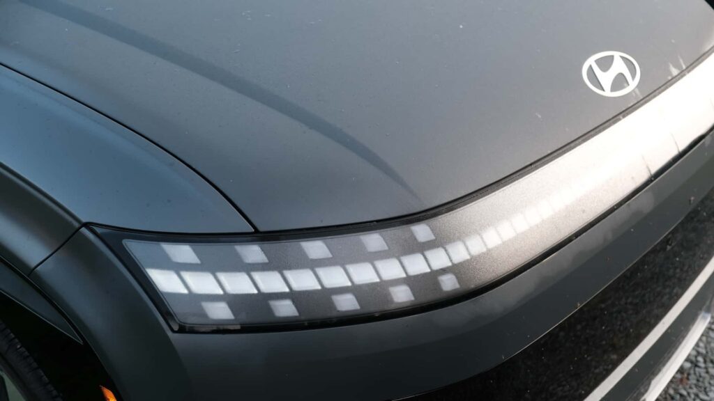 Nærbillede af en Hyundai elbil med avancerede LED-lygter