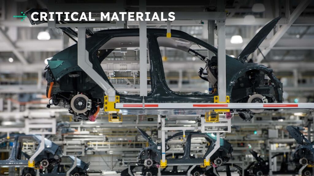 Produktion af elbil på fabrik med fokus på kritiske materialer