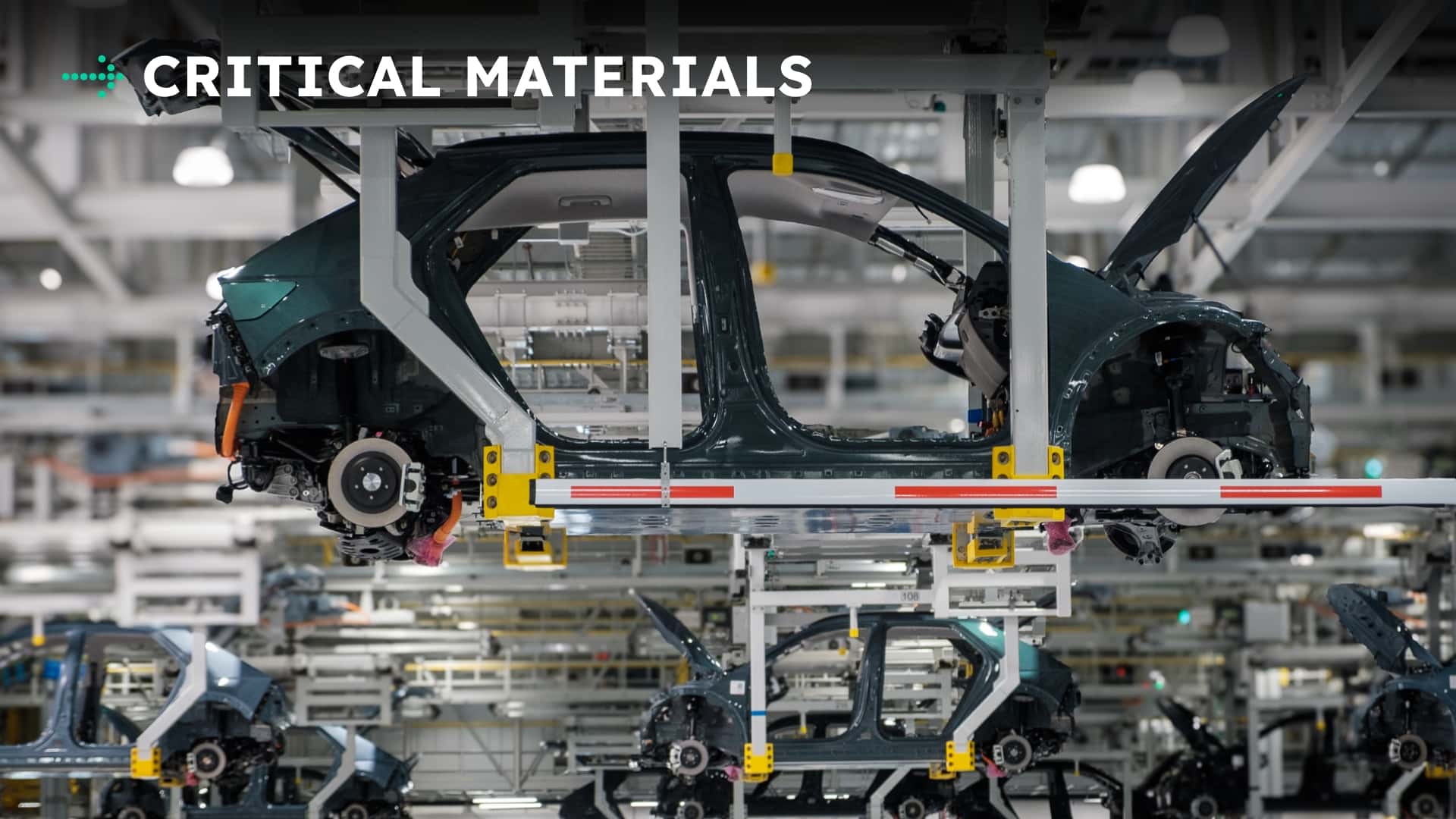 Produktion af elbil på fabrik med fokus på kritiske materialer