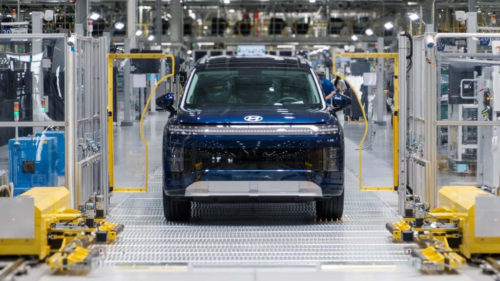 Elektrisk bil i produktion på samlebånd i moderne fabrik