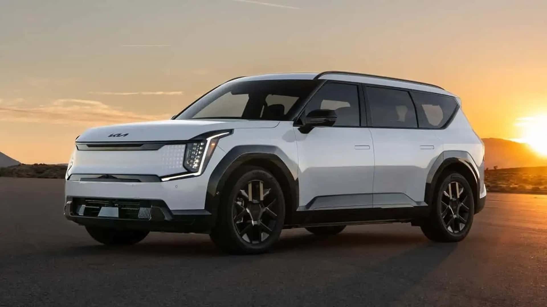 Hvid elbil parkeret ved solnedgang med moderne design og fremtrædende lygter