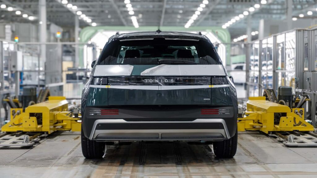 Bagfra udsigt af en elbil i en moderne produktionslinje