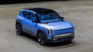 Blå elektrisk SUV bil på udstillingsgulv