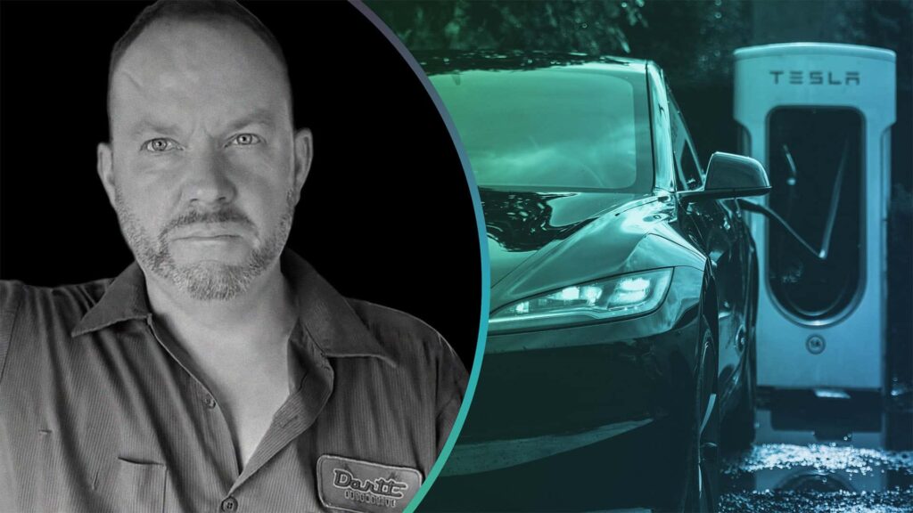 Portræt af en mand ved siden af en Tesla bil ved opladning