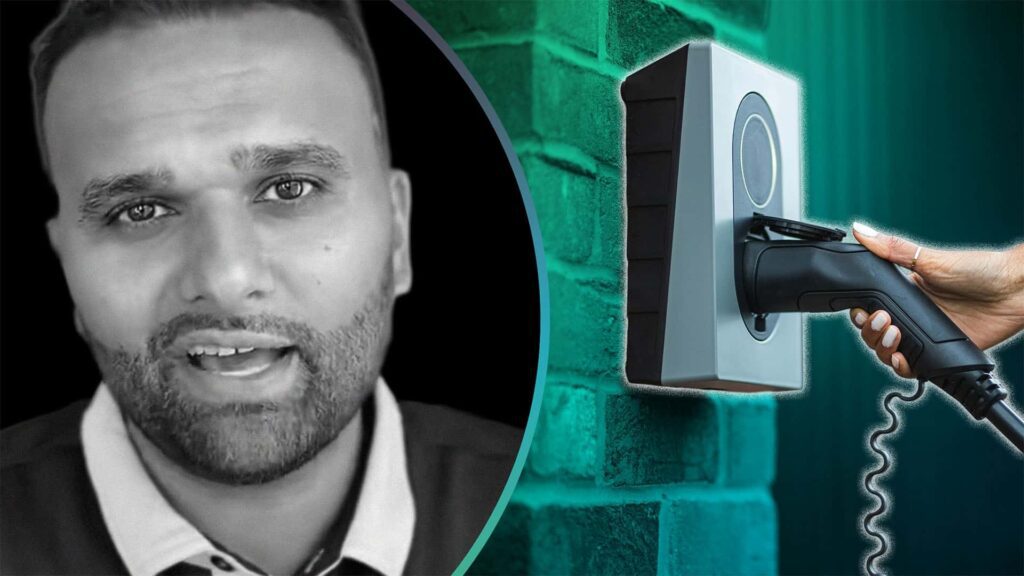 Person ved siden af en vægmonteret Tesla oplader