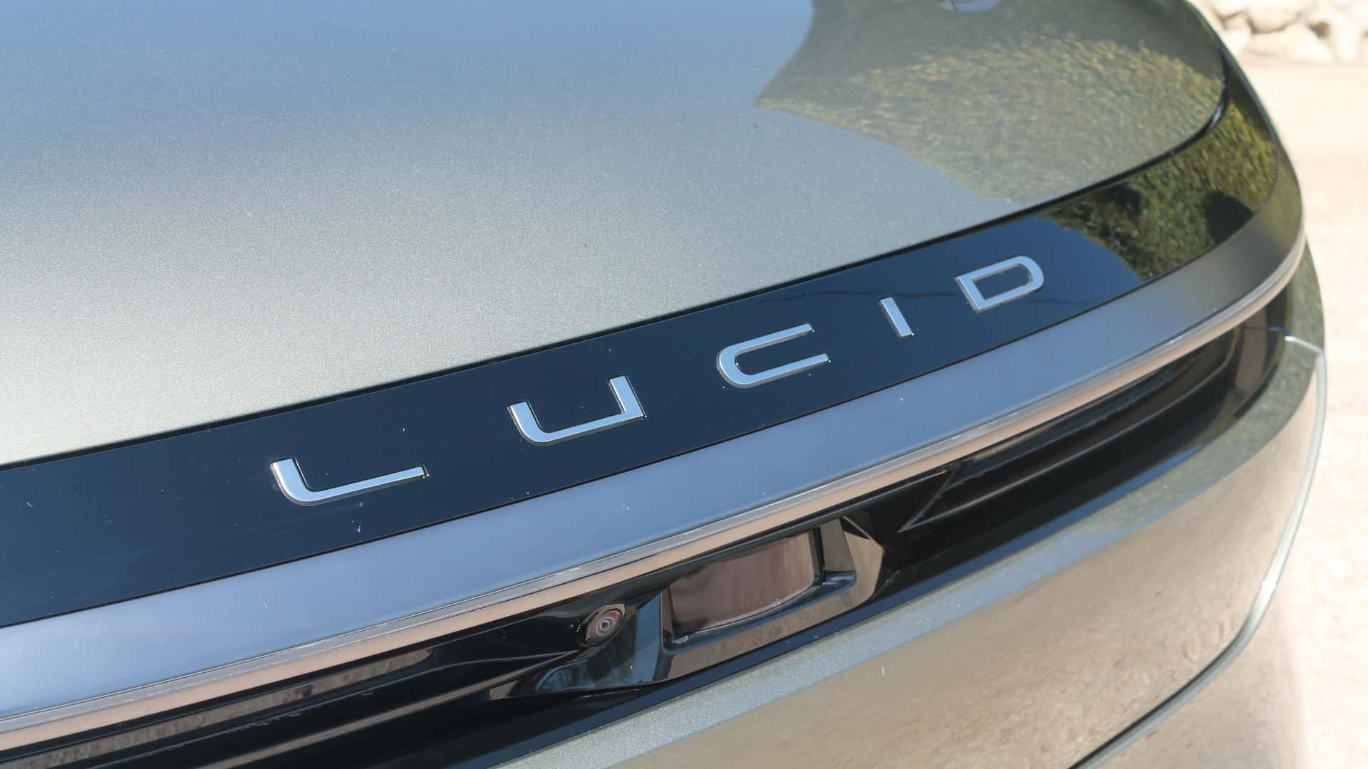 Nærbillede af LUCID logo på elektrisk bilfront