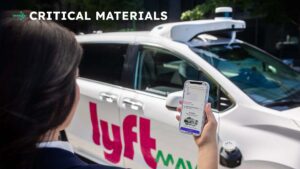 Person bruger en app på sin smartphone til at interagere med en selvkørende bil fra Lyft