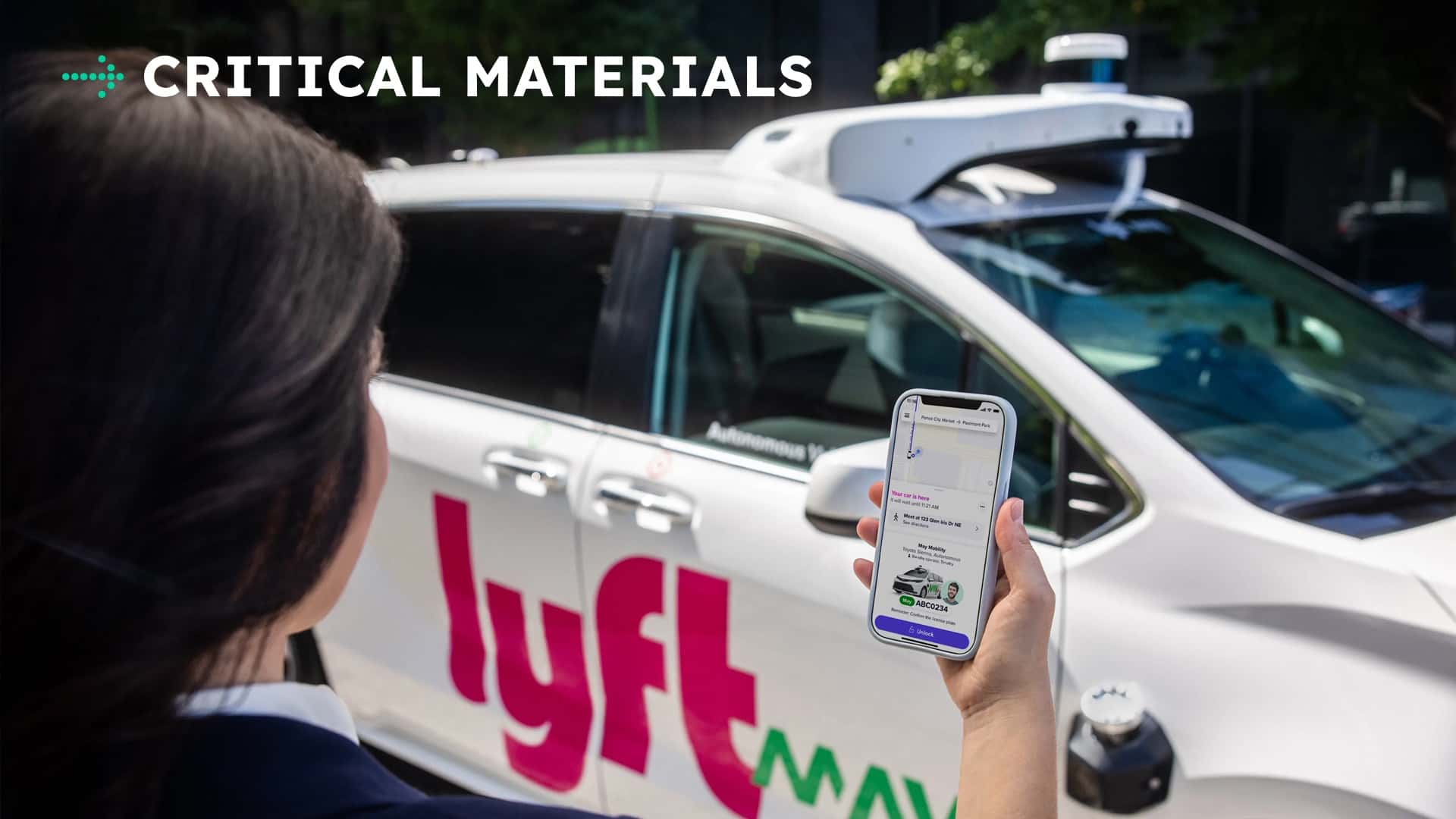 Person bruger en app på sin smartphone til at interagere med en selvkørende bil fra Lyft