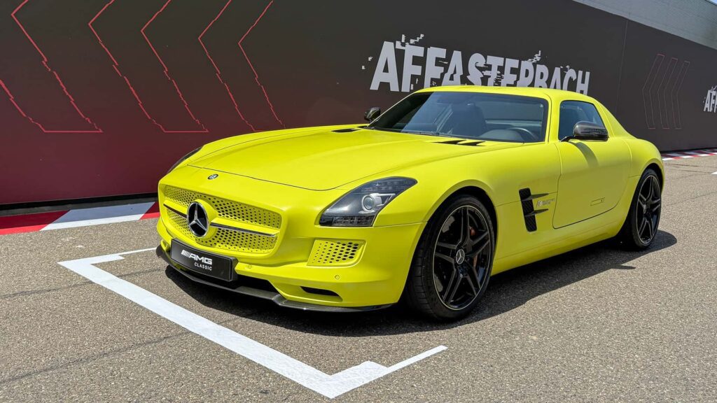 Gul Mercedes-Benz sportsvogn parkeret ved racerbane