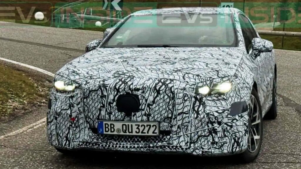 Prototype af elektrisk bil med camouflage-design under testkørsel