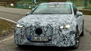 Prototype af elektrisk bil med camouflage-design under testkørsel