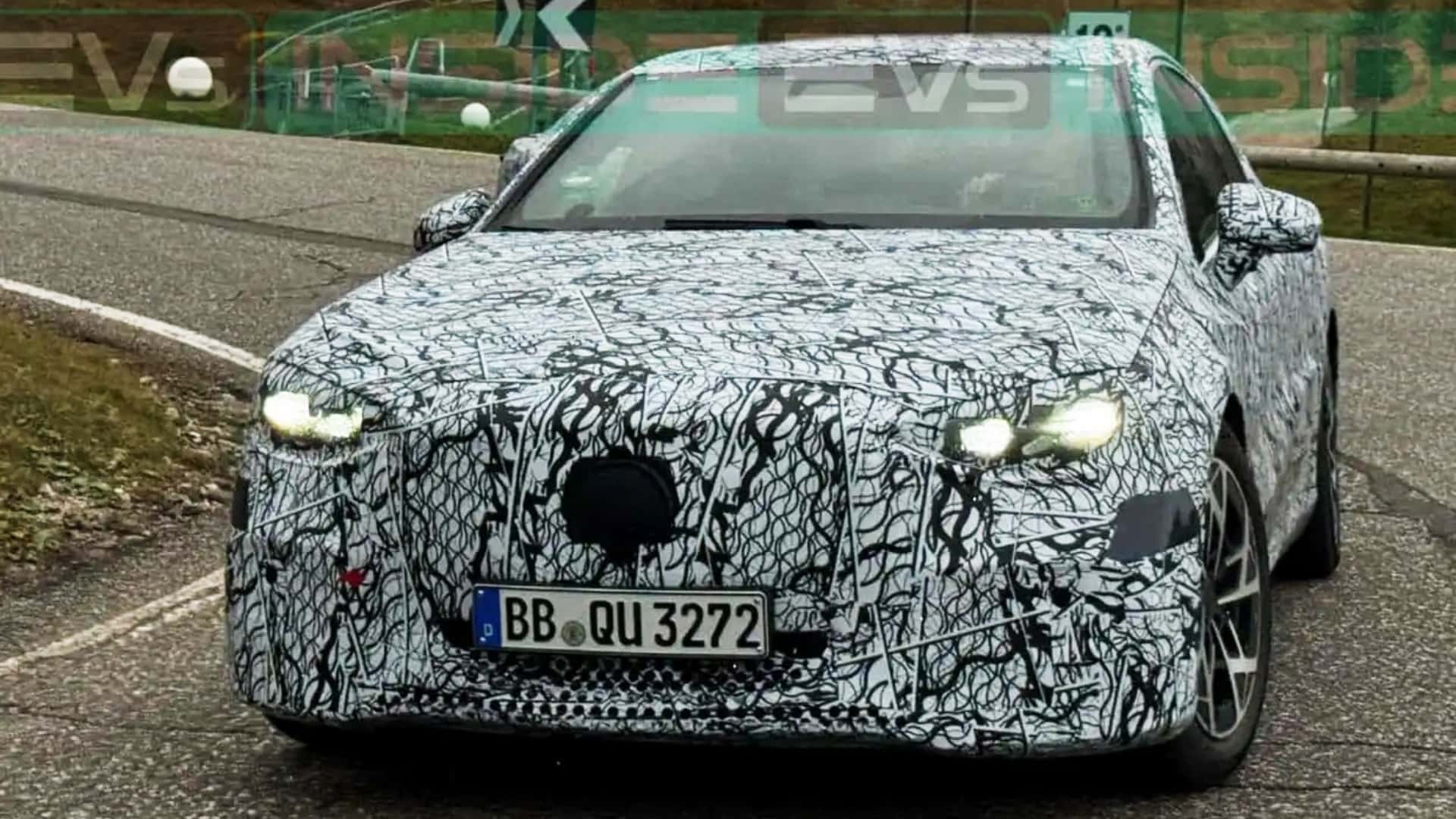 Prototype af elektrisk bil med camouflage-design under testkørsel