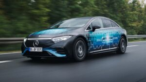 Elektrisk bil på motorvej med solid-state batteriteknologi