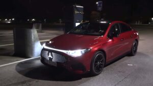 Rød elbil ved ladestation om natten