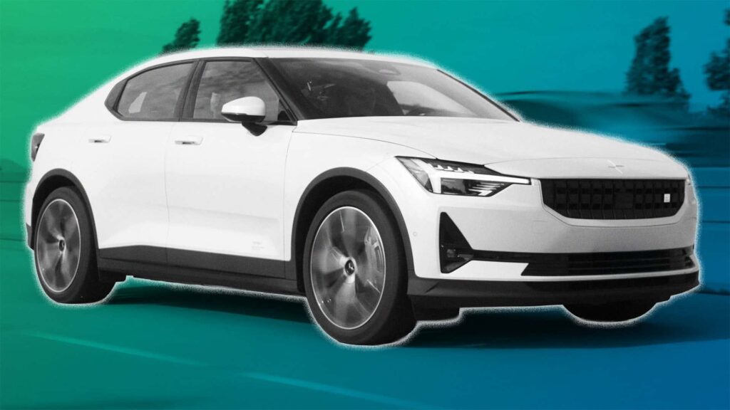 Hvid elektrisk bil kører på en vej mod en grøn og blå sløret baggrund, med fokus på bilens design og aerodynamiske linjer.