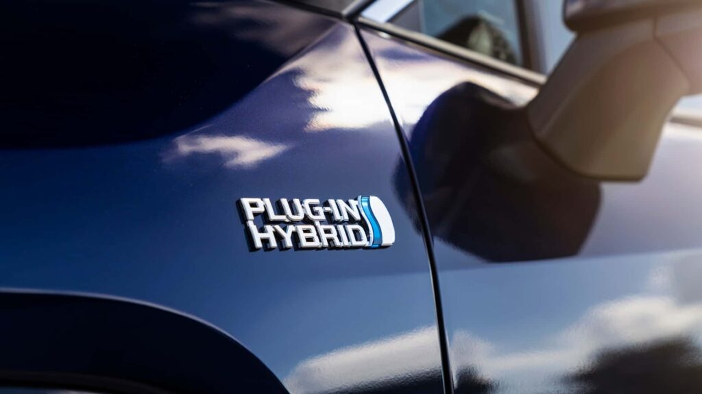 Nærbillede af en plug-in hybrid emblem på en bil i blå metallic
