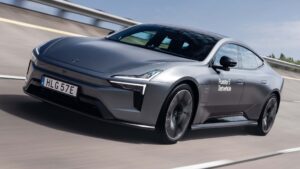 Elektrisk bil kører på motorvej med moderne design