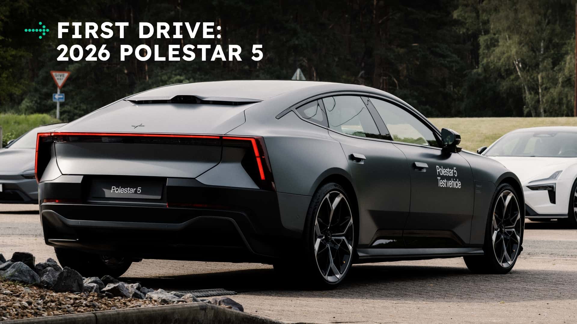 Første kørsel: 2026 Polestar 5 bagfra på vej, elektrisk sportsvogn