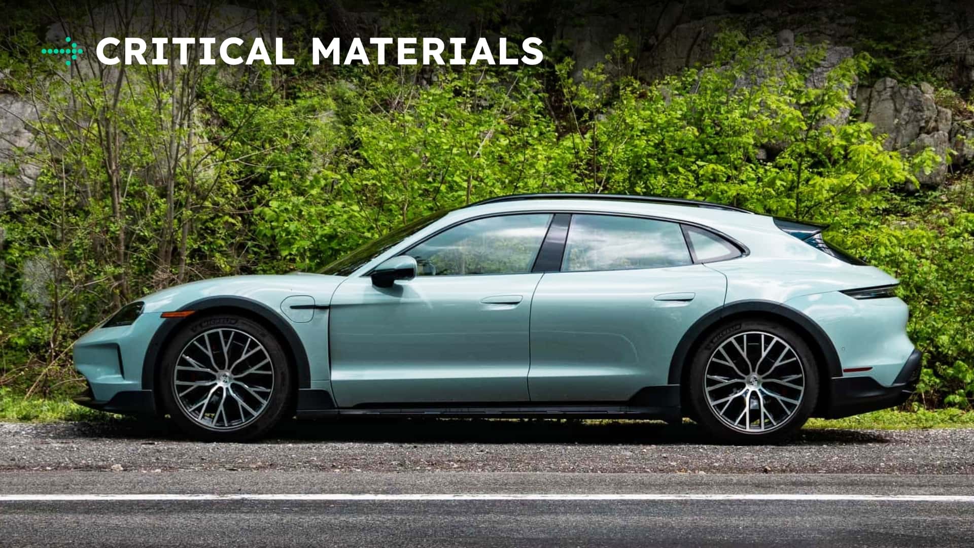 Elektrisk bil parkeret ved en grøn skov, med tekst 'Critical Materials'.