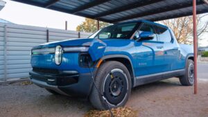 Blå elektrisk pickup truck under opladning