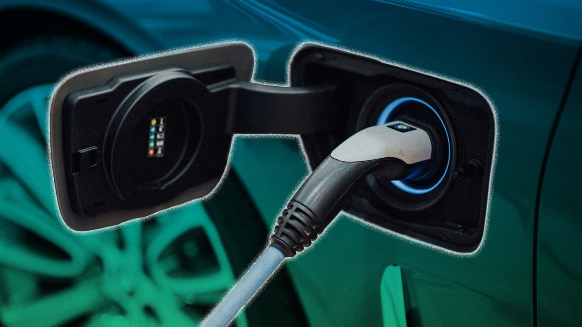 Nærbillede af en elbil opladning med et ladekabel tilsluttet en bil