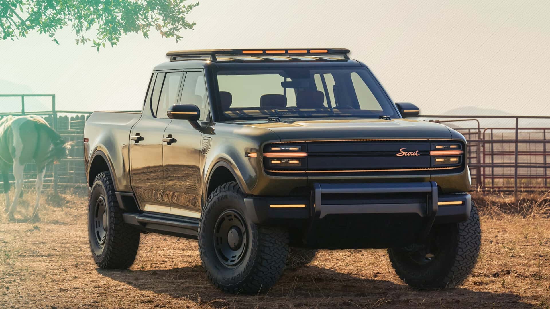 Elektrisk lastbil parkeret på en gård ved siden af en hest, under et træ med solbeskinnede omgivelser