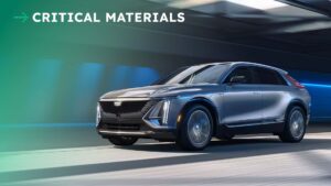 Elektrisk bil kører i en tunnel med teksten 'Critical Materials'