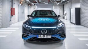 Elektrisk bil med solid state teknologi i en moderne garage