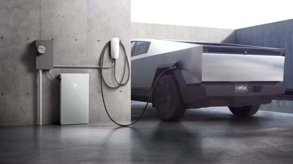 Tesla Cybertruck oplader ved en hjemmeopladningsstation
