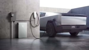 Tesla Cybertruck oplader ved en hjemmeopladningsstation