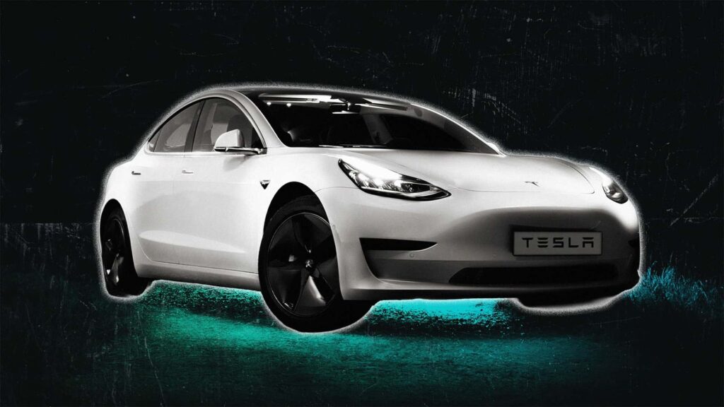 Tesla Model 3 med futuristisk lys i en nattebaggrund