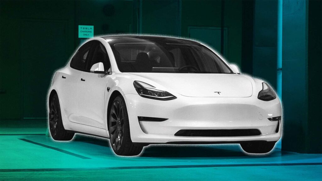 Hvid Tesla Model 3 parkeret i en moderne garage med neonbelysning