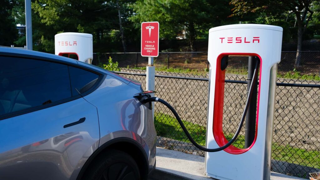 Tesla elbil ved opladningsstation med Supercharger