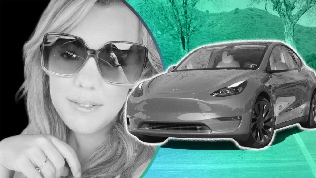 Person med solbriller ved siden af en Tesla Model Y på en naturskøn vej