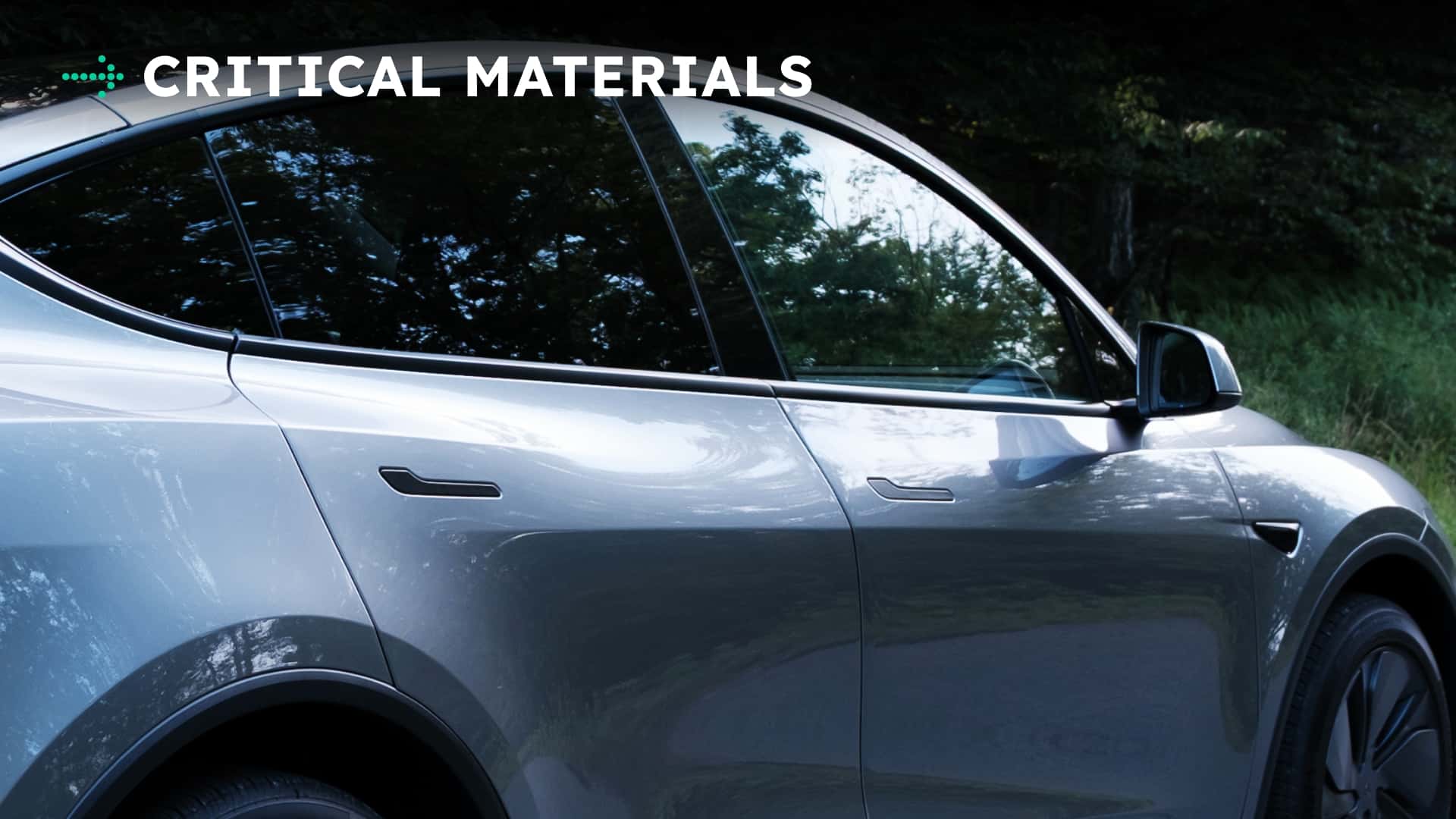 Tesla bil med fokus på kritiske materialer i skovmiljø