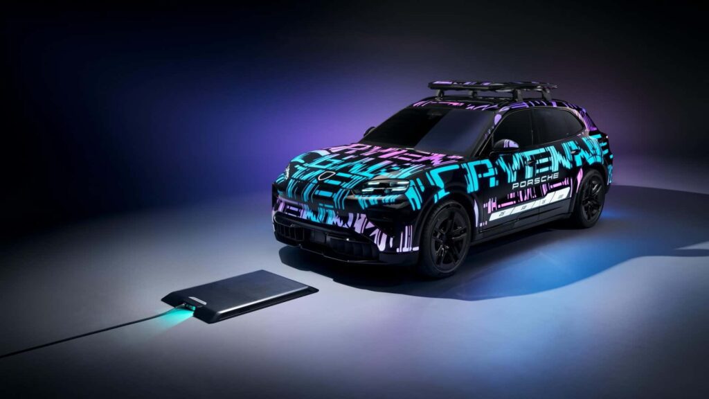 Futuristisk designet elbil ved en trådløs oplader på en mørk baggrund