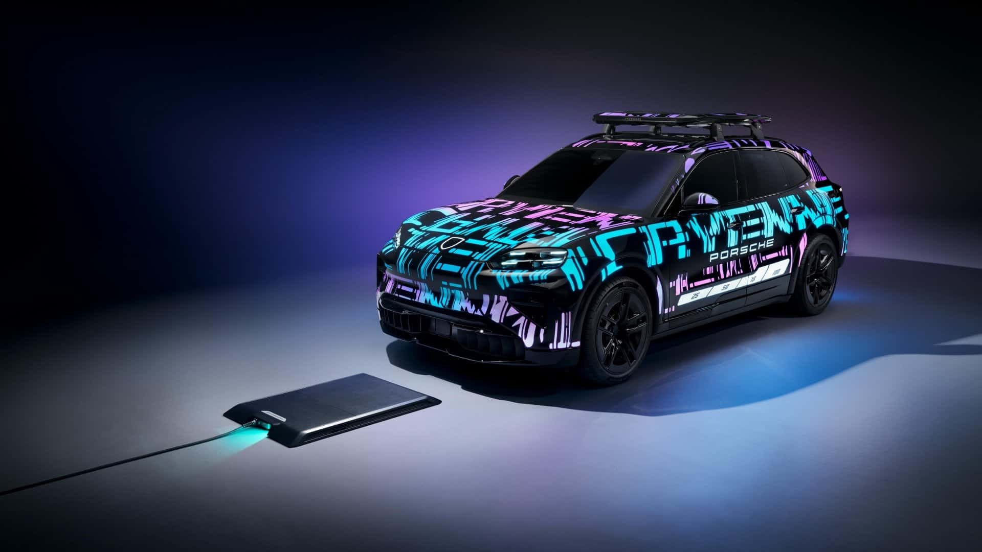 Futuristisk designet elbil ved en trådløs oplader på en mørk baggrund